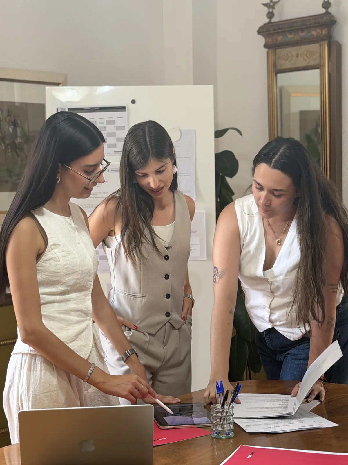 Equipo creativo de Paddock Comunicación trabajando sobre una propuesta para un cliente