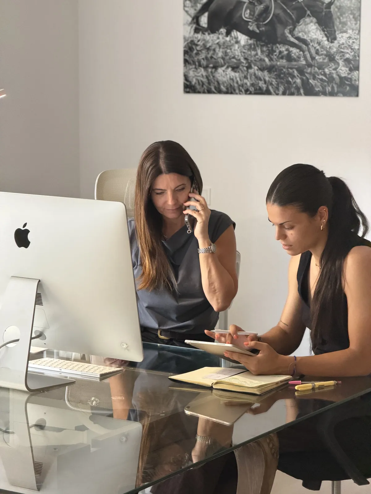 Dos profesionales de Paddock Comunicación revisando datos de una campaña de marketing digital en la oficina