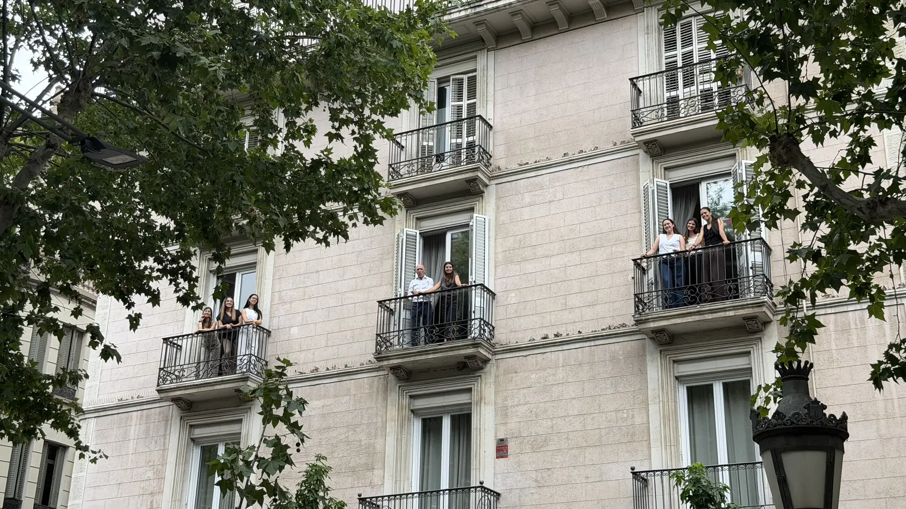 Equipo de Paddock Comunicación asomado a los balcones de su oficina de la Rambla Ferran de Lleida