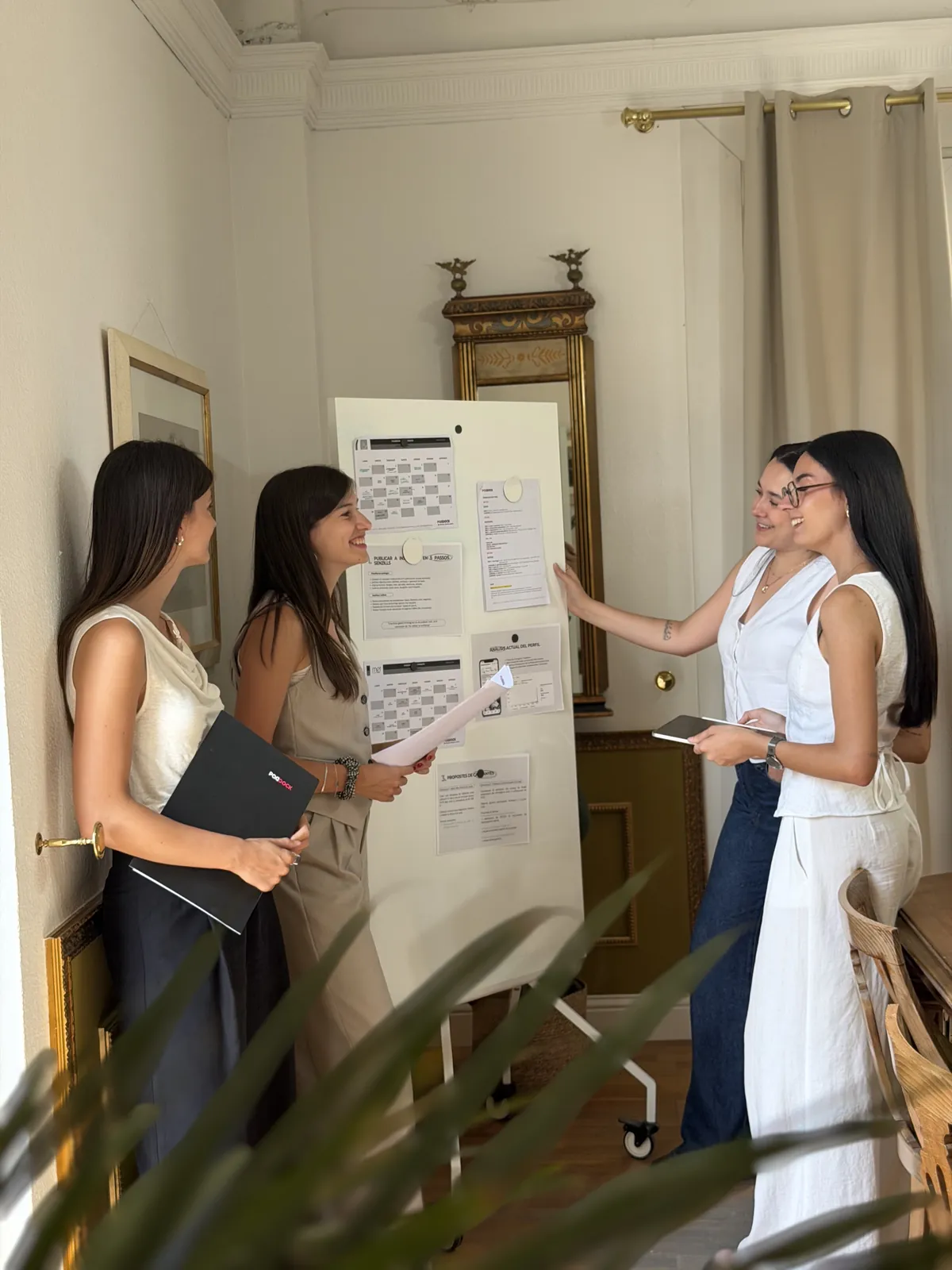 Equipo de Paddock Comunicación planificando un calendario de contenidos de redes sociales